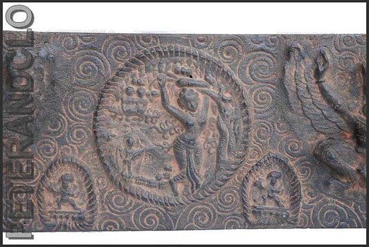 Stèle Népalaise de Garuda – Sculpture Traditionnelle en Bois