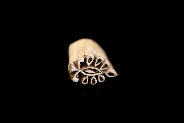 Tampon Encreur En Bois Sculpté – Motif Fleur Mandala