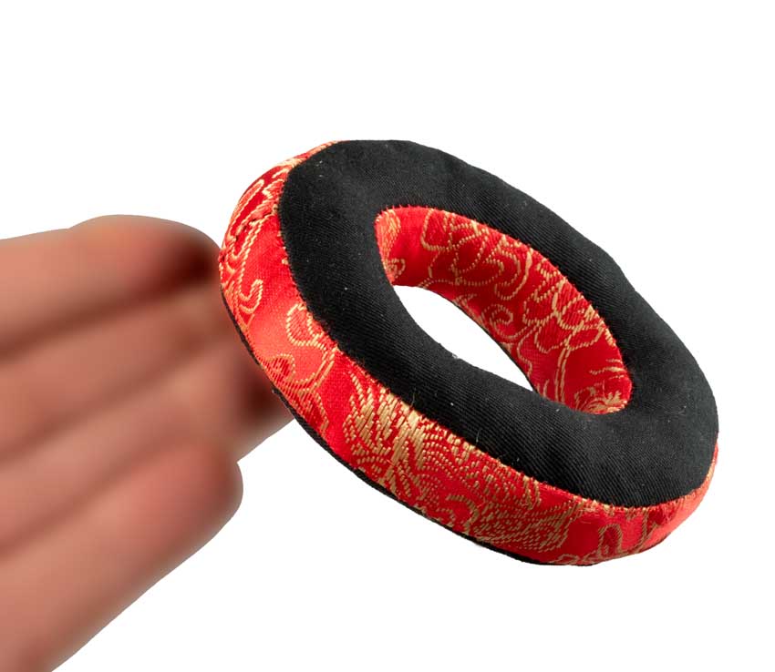 Coussin pour Bol Tibétain Chantant en Brocart Rouge Ø9cm – Artisanat du Népal
