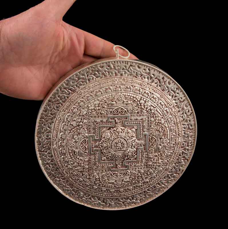 Mandala Bouddhiste Tibétain En Cuivre Argenté 23,5 cm – Symboles Ashtamangala Du Népal