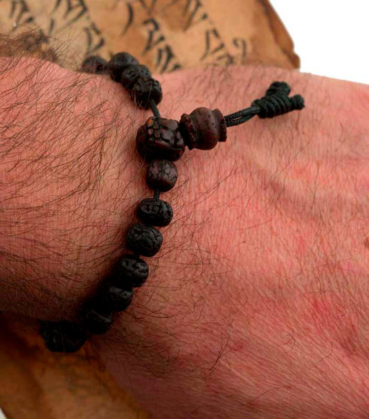 Bracelet Mala Tibétain En Graines De Rudraksha Foncées Polies – Ajustable Et Artisanal