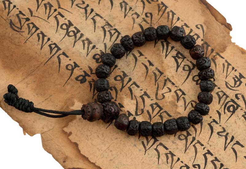 Bracelet Mala Tibétain En Graines De Rudraksha Foncées Polies – Ajustable Et Artisanal