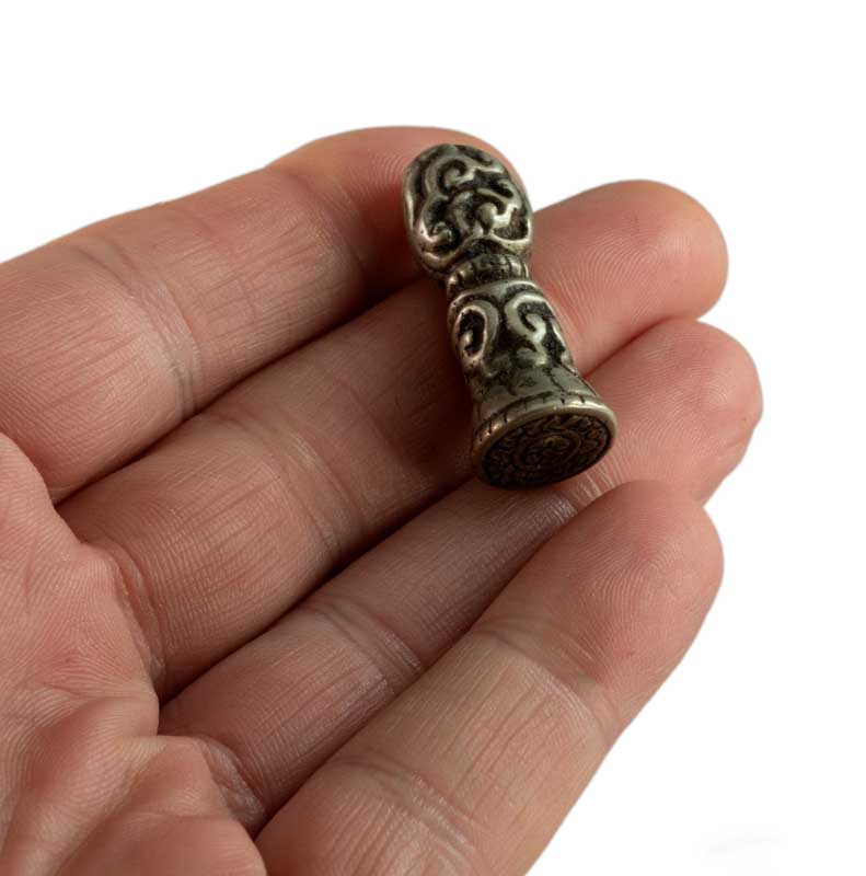 Sceau tibétain en bronze – Objet artisanal inspiré de la tradition bouddhiste
