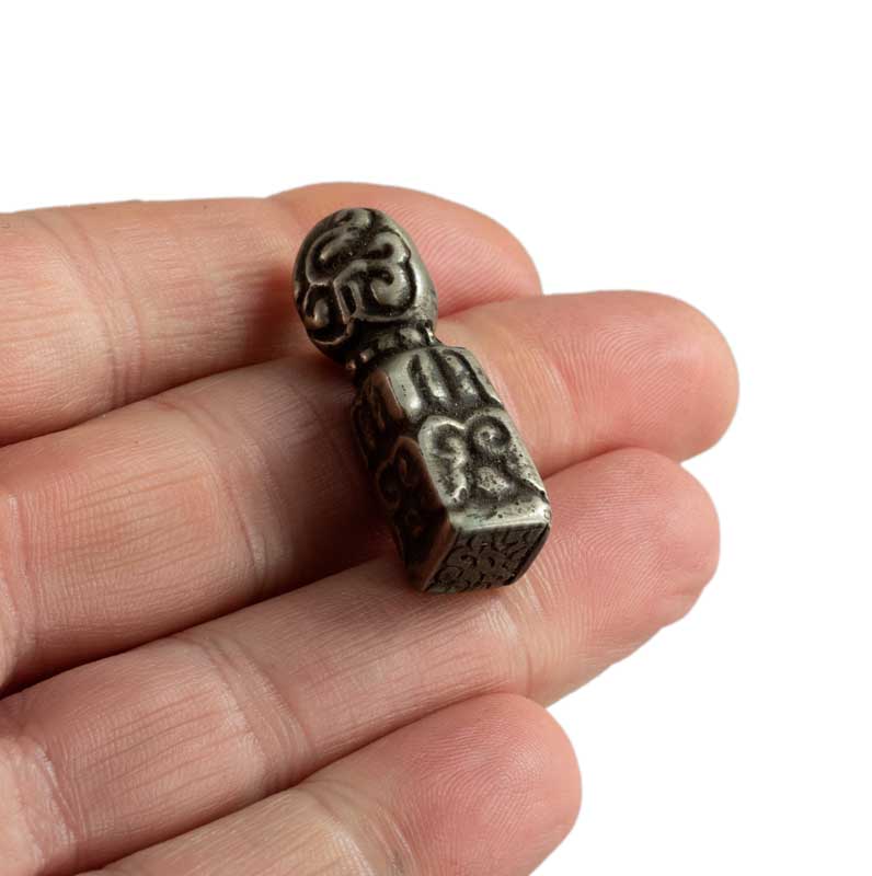 Sceau tibétain fleur en bronze – Objet artisanal inspiré de la tradition bouddhiste