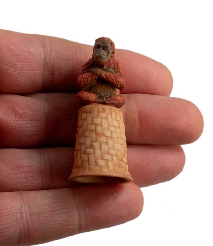 Dé à Coudre Singe Orang-Outan Bras Croisés en Céramique – Artisanat Thaïlandais