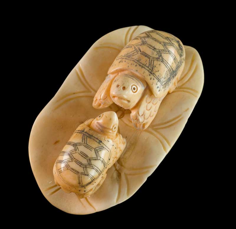 Couple De Figurines Tortue Sur Feuille De Lotus – Artisanat Thaïlandais