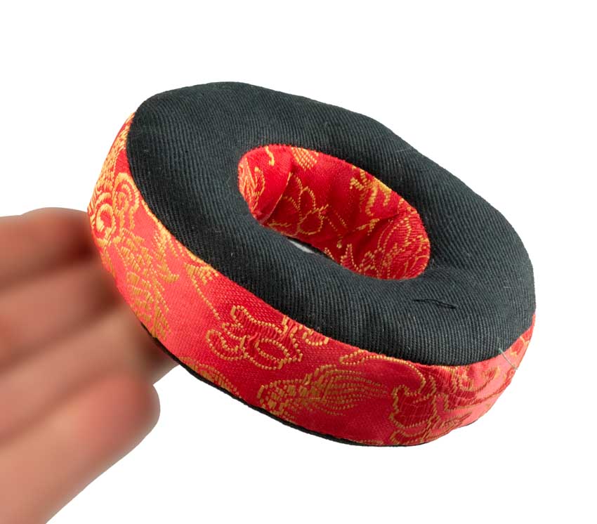 Coussin pour Bol Tibétain Ø11 cm – Brocart Rouge – Artisanat du Népal