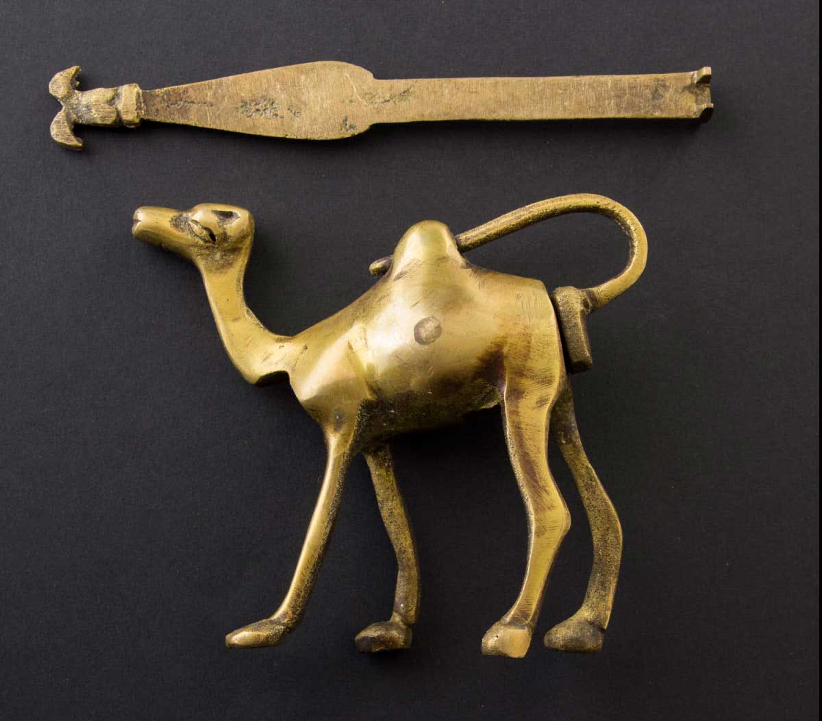 Cadenas Décoratif En Forme De Dromadaire Doré En Laiton – Artisanat Du Népal