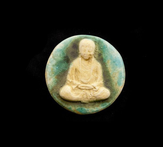 Pendentif Bouddha en Position Lotus en Céramique