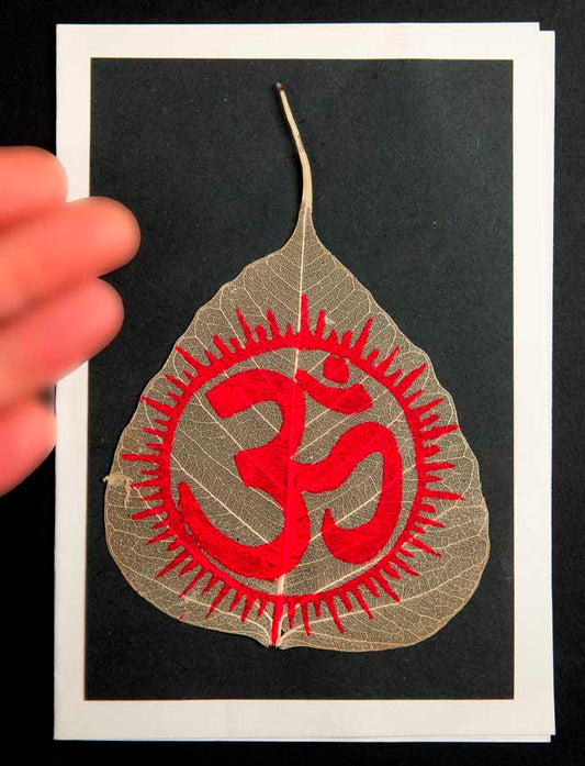 Carte Artisanale Om Hindou – Peinture sur Feuille de Pipal