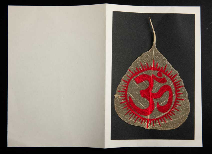Carte Artisanale Om Hindou – Peinture sur Feuille de Pipal