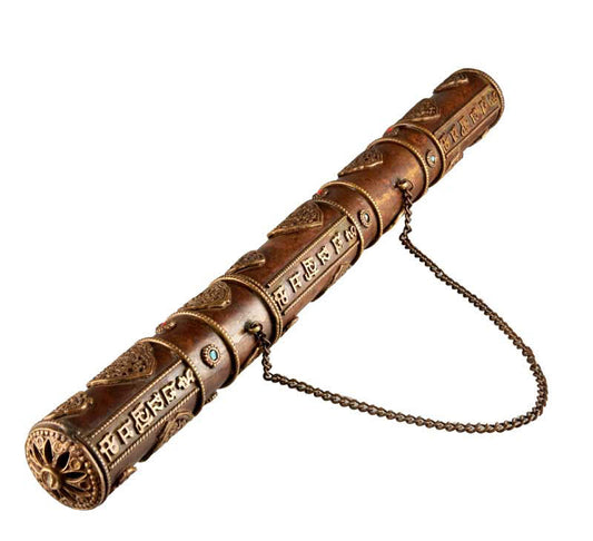 Étui à encens tibétain en cuivre et laiton – porte-manuscrit décoré de mantras et symboles auspicieux