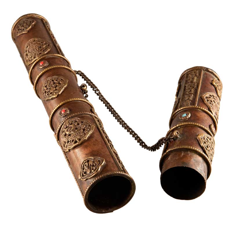Étui à encens tibétain en cuivre et laiton – porte-manuscrit décoré de mantras et symboles auspicieux
