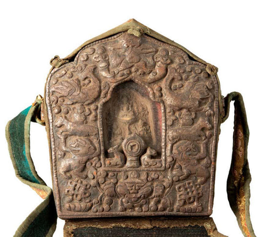 Ghau tibétain – reliquaire bouddhiste avec Trinité bouddhique en métal repoussé