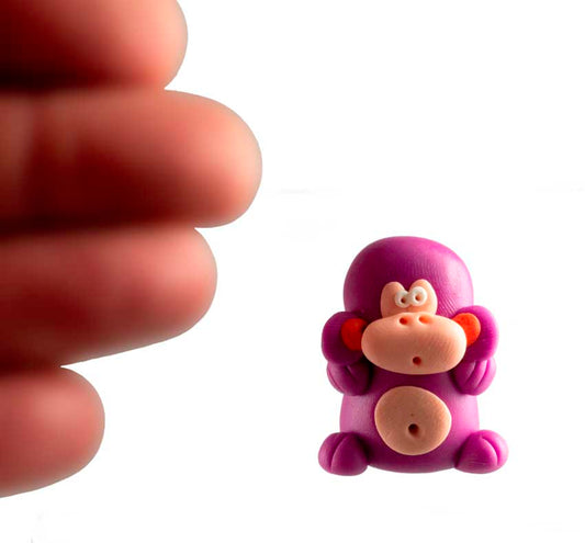 Figurine Singe Violet Miniature – Artisanat Thaïlandais en Pâte Polymère