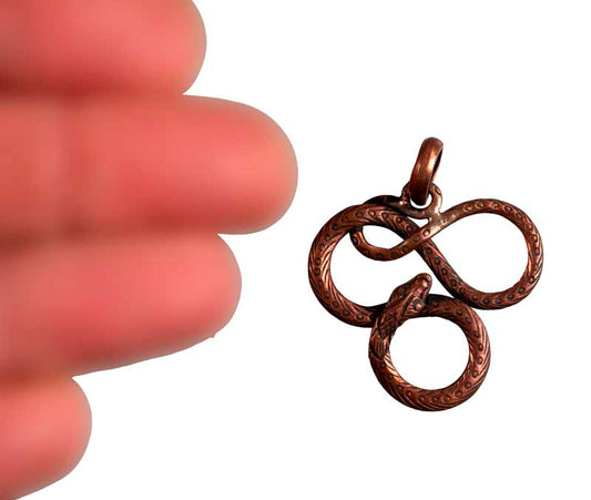 Pendentif Serpent Enroulé en Cuivre du Népal – Bijou de Créateur