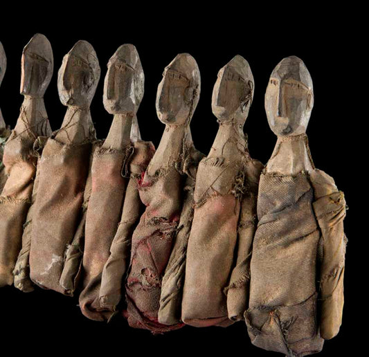 Poupée chamanique Tharu – Groupe rituel de 10 personnages du Népal