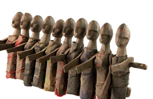 Poupée chamanique Tharu – Groupe rituel de 10 personnages du Népal