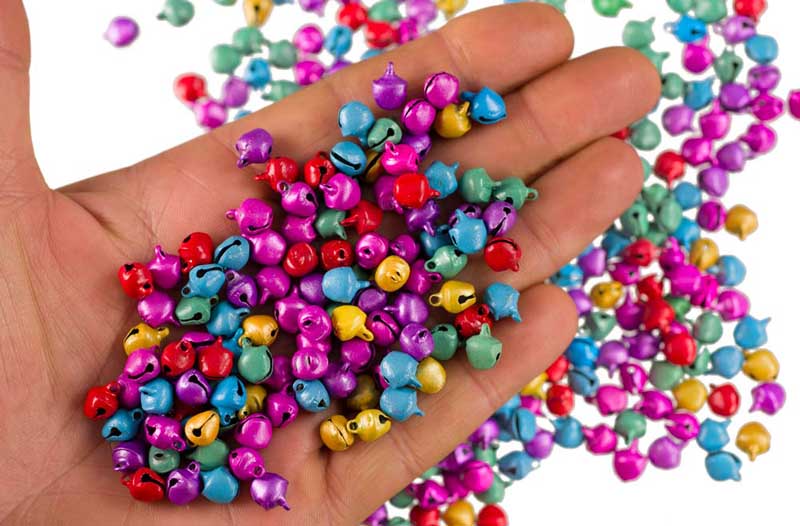 Lot de 50 ou 100 Mini Grelots Multicolores en Métal Ø 10mm – Accessoires Créatifs Indiens