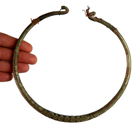 Collier Ethnique Hansuli Tharu – Ancienne Torque Décorative Du Népal