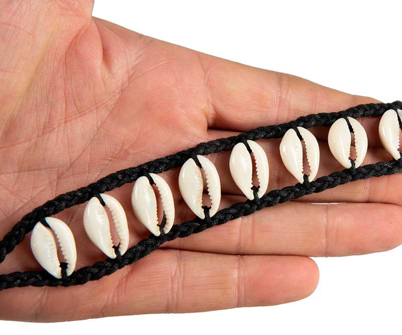 Collier ras de cou Cauri en coquillages Noir – Bijou ethnique artisanal