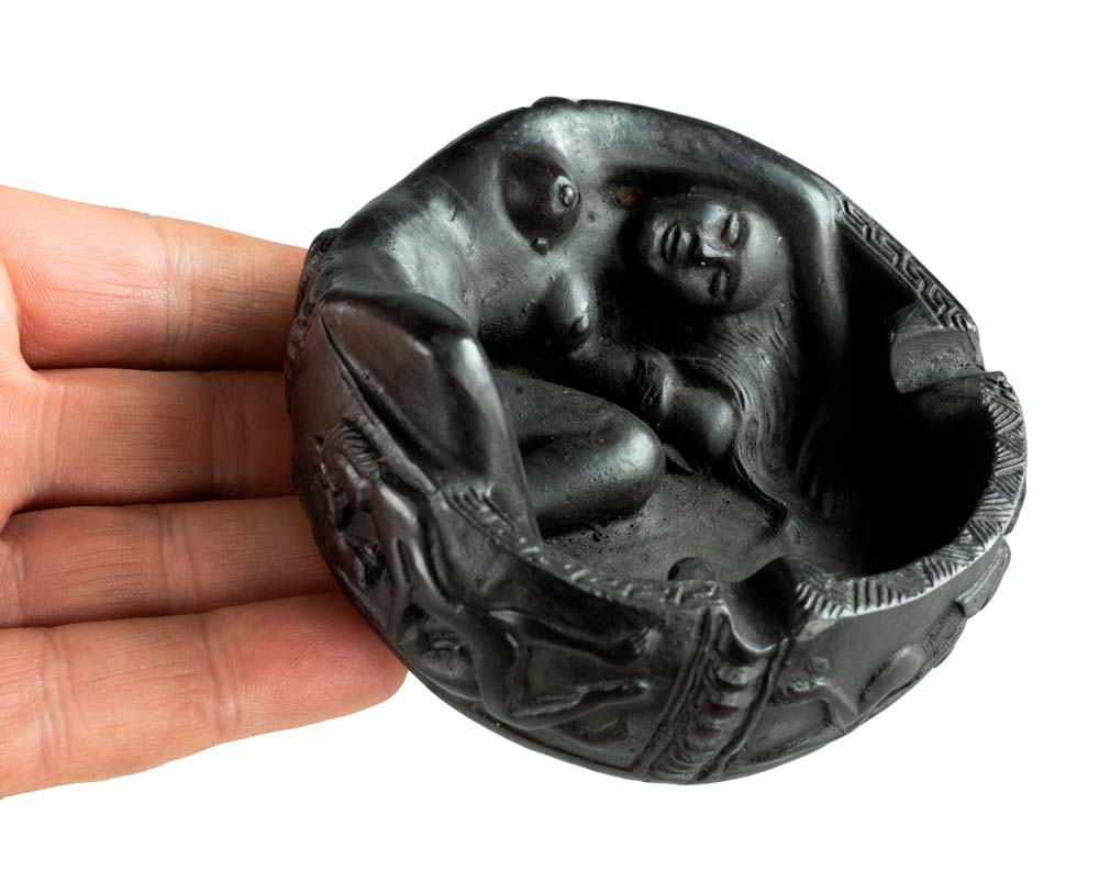 Cendrier Femme Nue En Résine Noire – Objet Décoratif Original Et Insolite