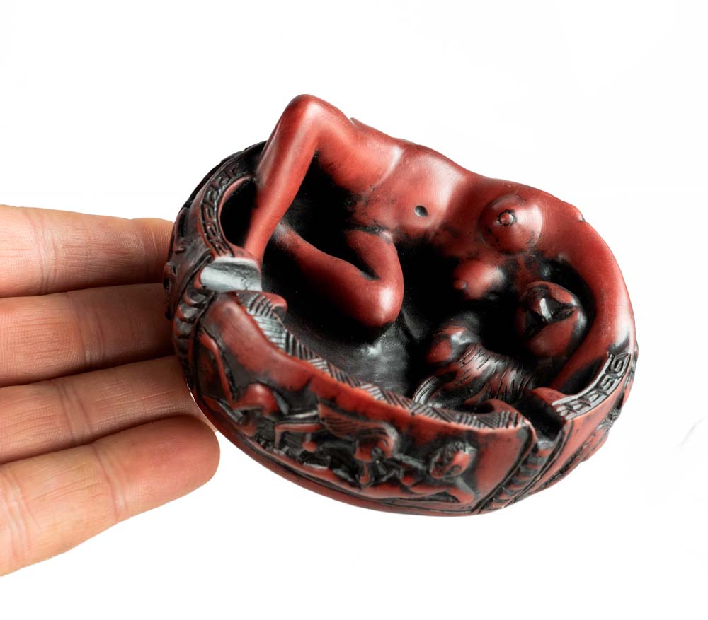 Cendrier Femme Nue En Résine Bordeaux – Objet Décoratif Original Et Insolite