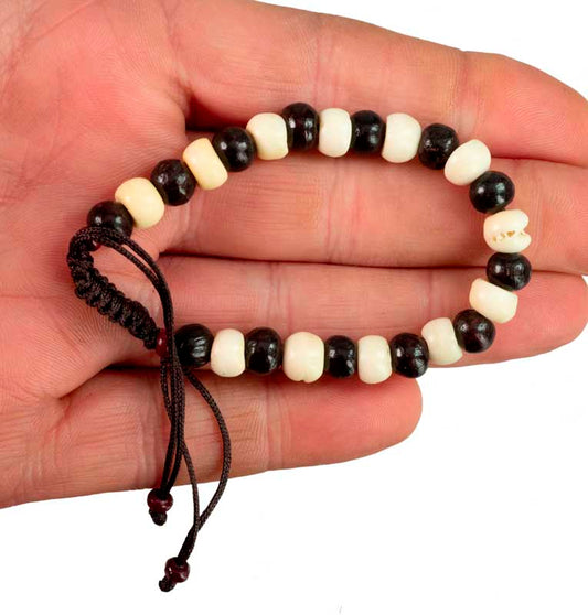 Bracelet tibétain perles noires et blanches – Bijou artisanal en bois et os recyclé du Népal