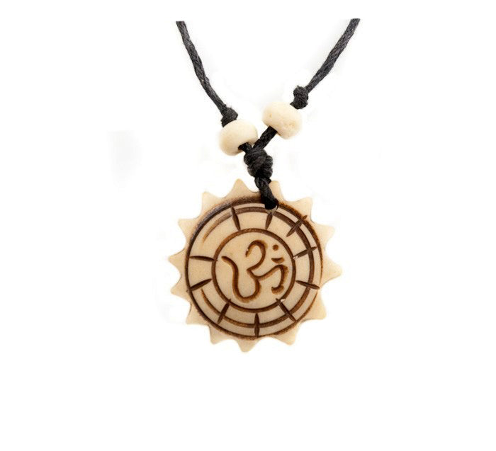 Collier Tibétain Ou Népalais Avec Pendentif Corne De Yak Om Et Soleil
