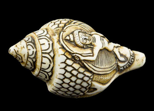 Conque Bouddhiste Tibétaine Bouddha Dansant Shanka Dungkar – Ornement Spirituel en Coquillage du Népal