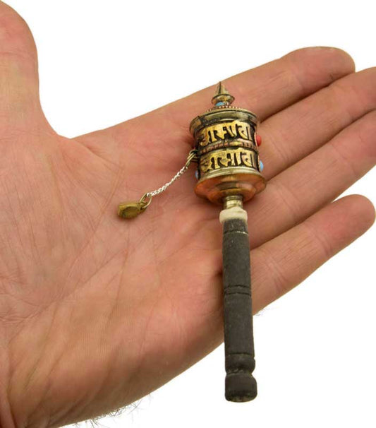 Miniature moulin à prières tibétain sur socle – objet de méditation artisanal en laiton avec mantra Om Mani Padme Hum