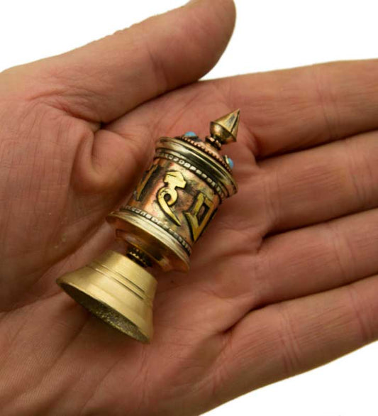 Mini moulin à prières tibétain sur socle – objet de méditation artisanal avec mantras bouddhistes