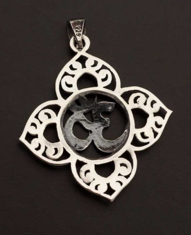 Pendentif Symbole Om au Centre d’un Lotus en Argent 925 Hindou
