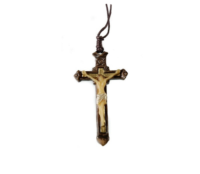 Pendentif croix du Christ en résine de qualité – bijou religieux avec cordon offert