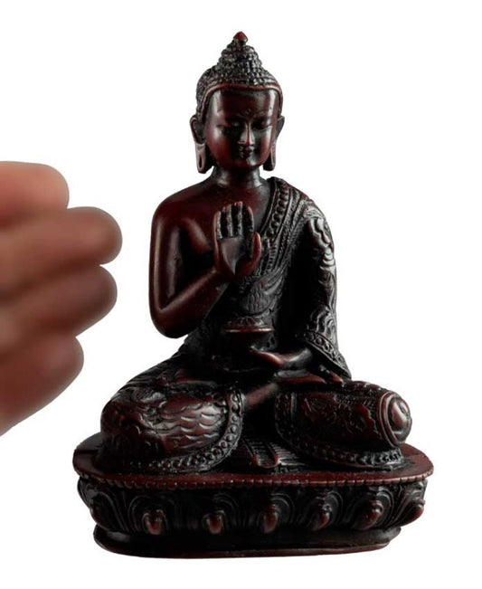 Statue Bouddha Amoghasiddhi Abhaya Mudra – Résine bordeaux artisanale du Népal 13,5 cm