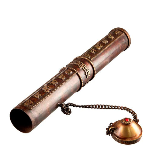 Étui à encens tibétain en cuivre et laiton – porte-manuscrit décoré de mantra bouddhiste