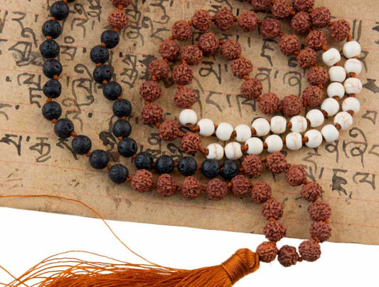 Sautoir Mala Tibétain En Rudraksha Avec Perles Beige Et Pierre De Lave
