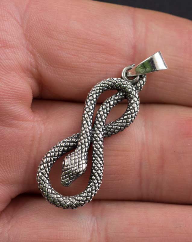 Pendentif tibétain serpent cobra Naja en argent massif 925 – Bijou protecteur artisanal