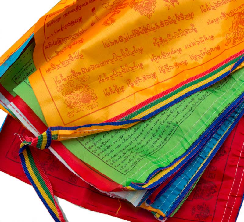 Drapeaux de Prières Tibétains Bouddhistes en Soie Synthétique – Ligne de 20 Drapeaux du Népal