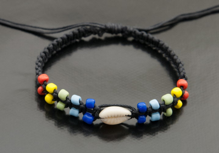 Bracelet brésilien de l’amitié noir avec perles multicolores et coquillage Cauri