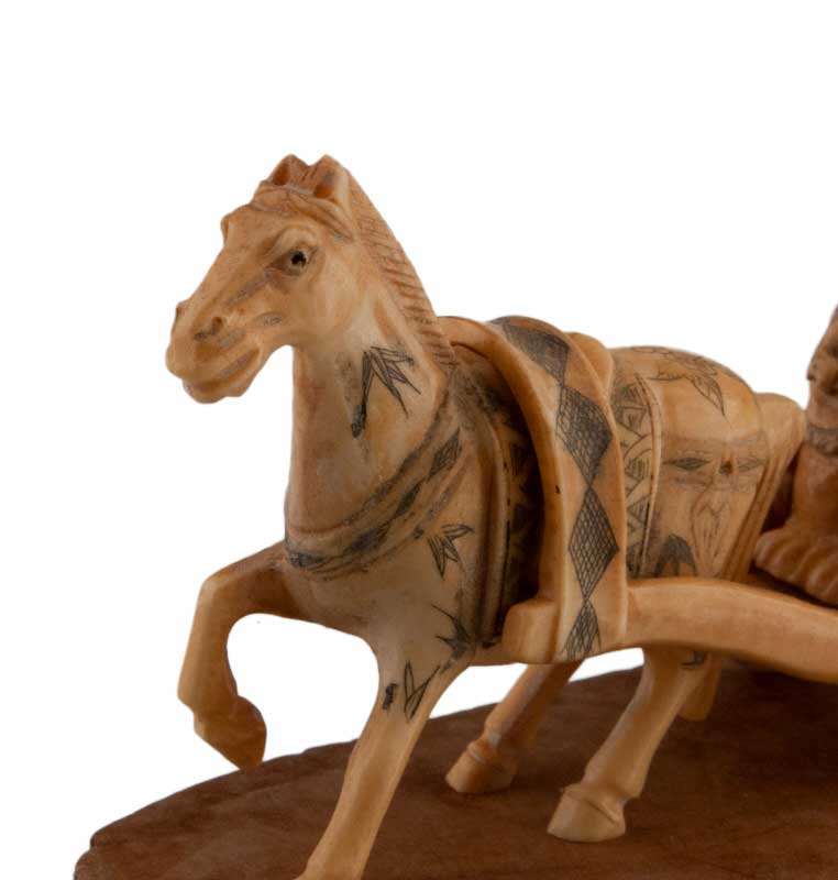 Figurine Singe Sur Chariot Tiré Par Un Cheval – Os Sculpté