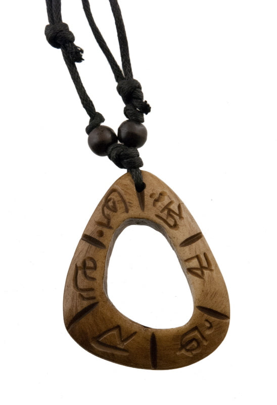 Collier Bouddhiste Pendentif Tibétain Mantra Om Mani Padme Hum en Corne de Yak