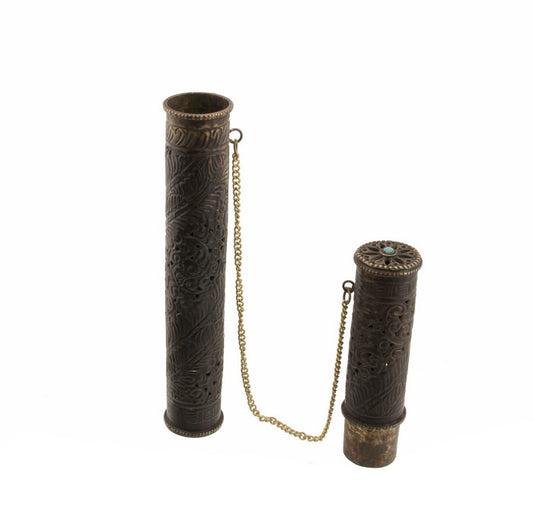 Étui à encens tibétain en cuivre et laiton – porte-bâtonnets cylindrique ajouré