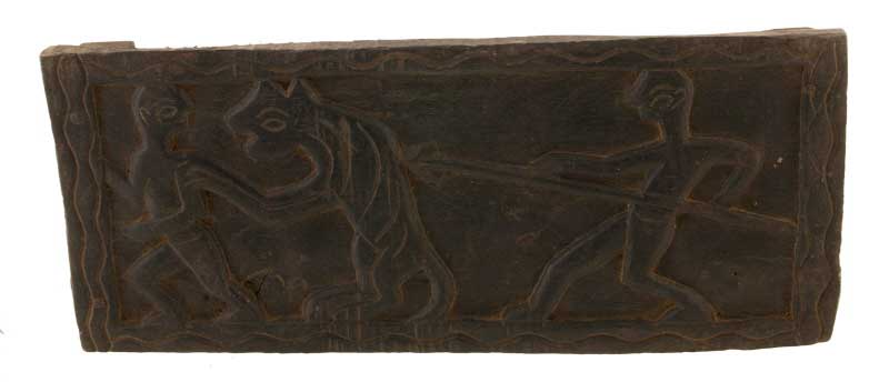 Ancien Siège Tribal Tharu en Bois – Scène de Chasse au Tigre – Népal