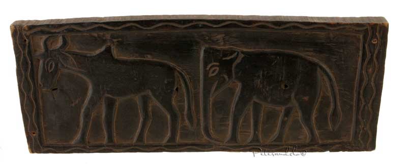 Ancien Siège Tribal Tharu en Bois – Motifs Éléphant et Buffle, Népal