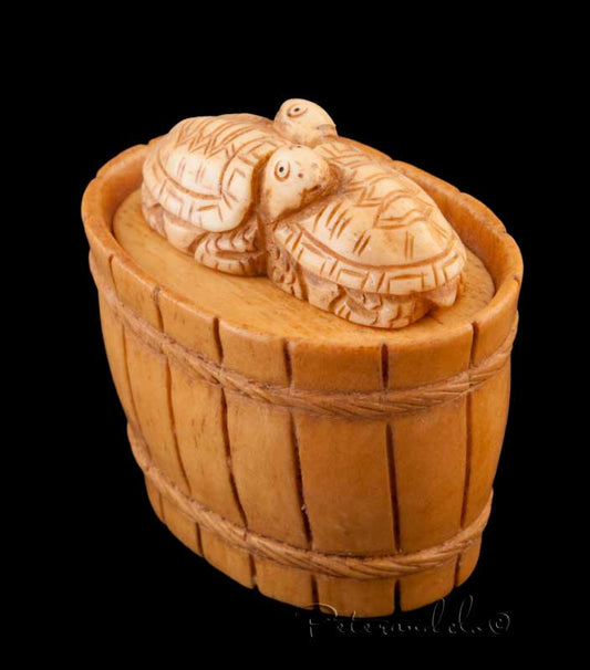 Boîte à Pilules En Os Sculpté – Tortues Sur Un Tonneau, Artisanat Chinois