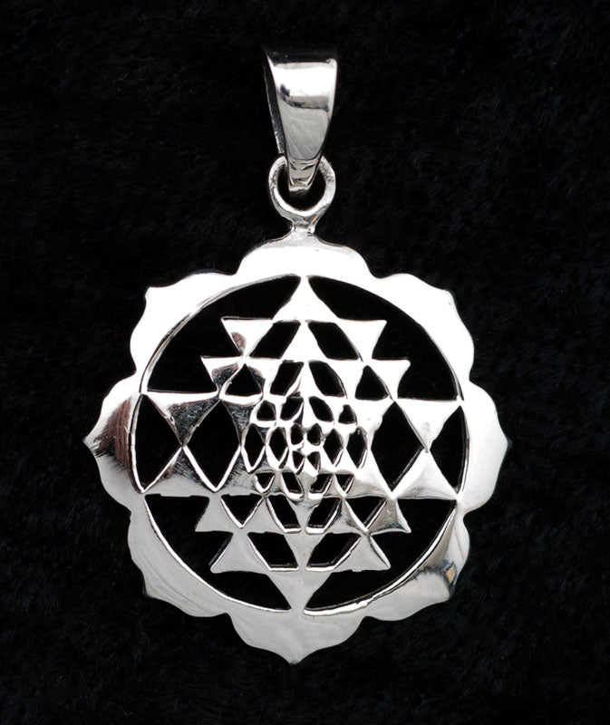 Pendentif Sri Yantra en argent massif 925 – Géométrie sacrée artisanale