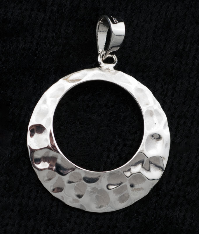 Pendentif géométrie sacrée et torque martelée en argent massif 925 – Bijou artisanal