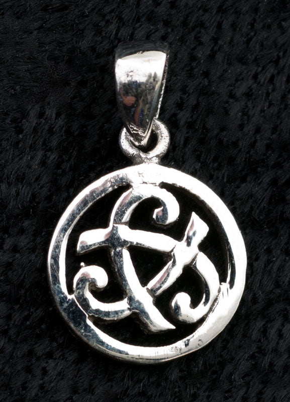 Pendentif Triquetra celtique en argent 925 – Bijou ethnique artisanal