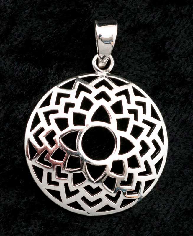 Pendentif Sri Yantra en argent massif 925 – Géométrie sacrée artisanale